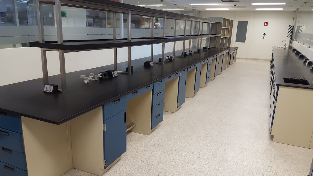Materiales de Alta Resistencia en Mobiliario para Laboratorios: ¿Cuál Elegir?