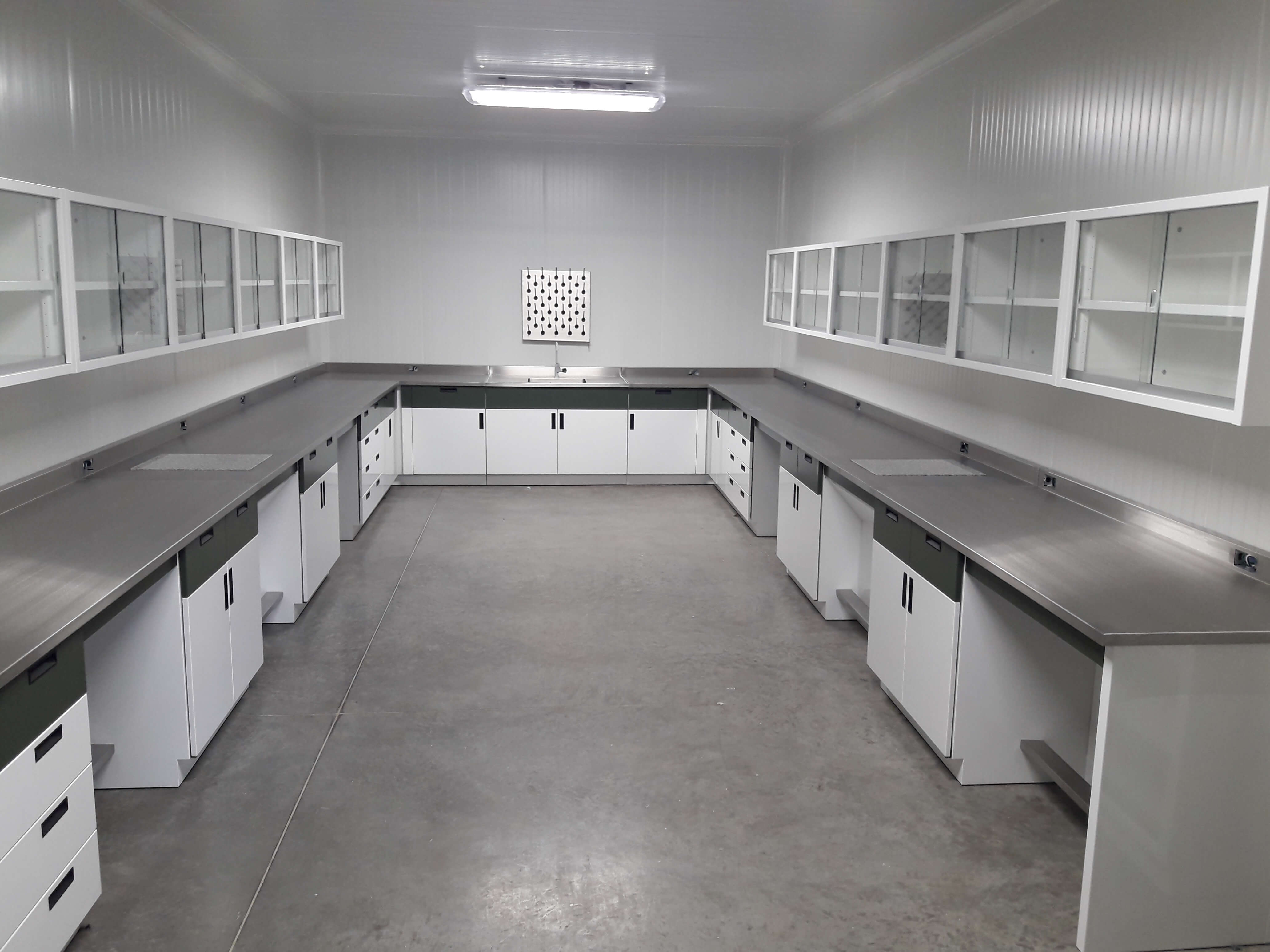 Del plano a la práctica: proceso de fabricación de muebles para laboratorio de alta precisión